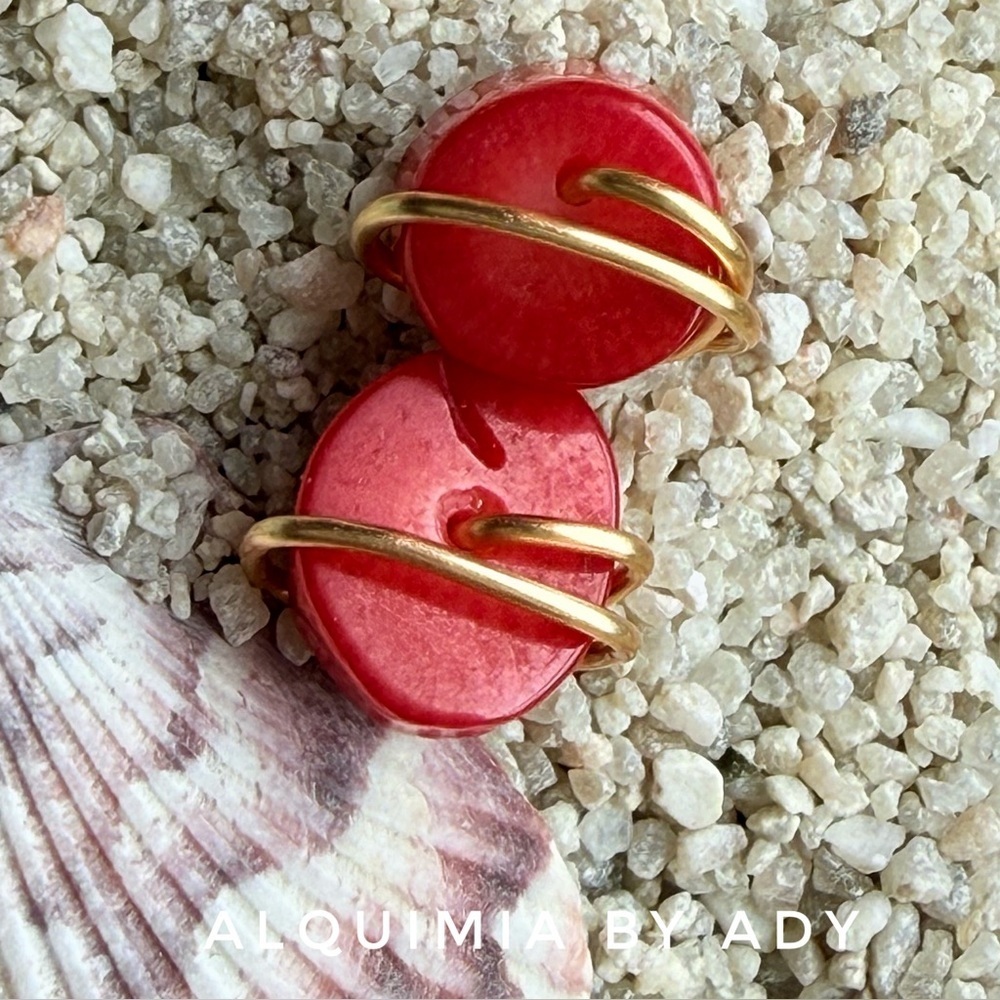 Coral studs in gold/ ODDITY + VINTAGE CHIPS + Alquimia by Ady
